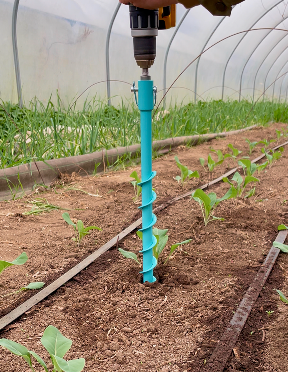 Forage progressif du sol pour insérer la sonde